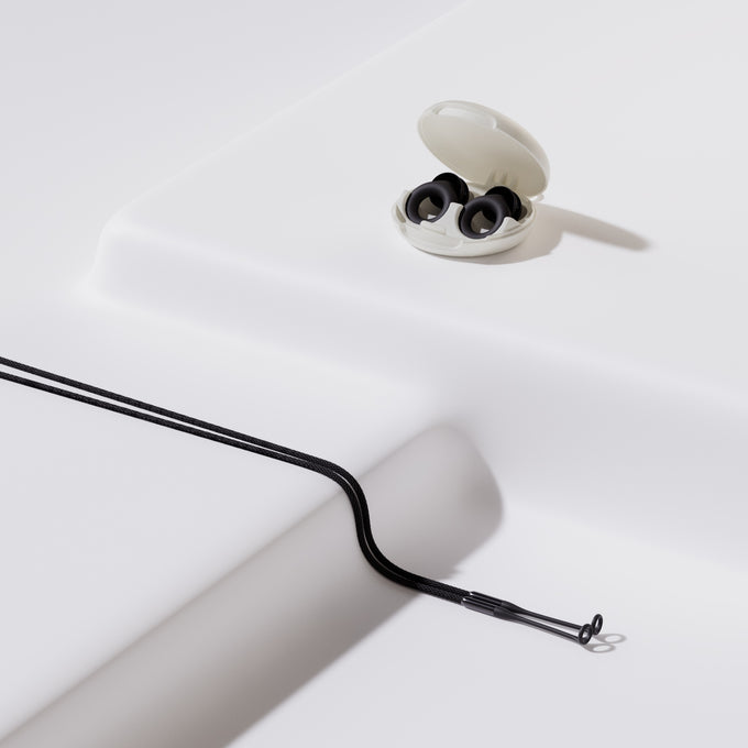 Workshop bundle: Loop Quiet 2 earplugs in case, next to Loop Link cord