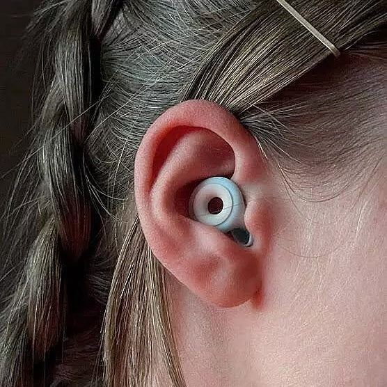 Person wearing Loop Experience 2 Plus